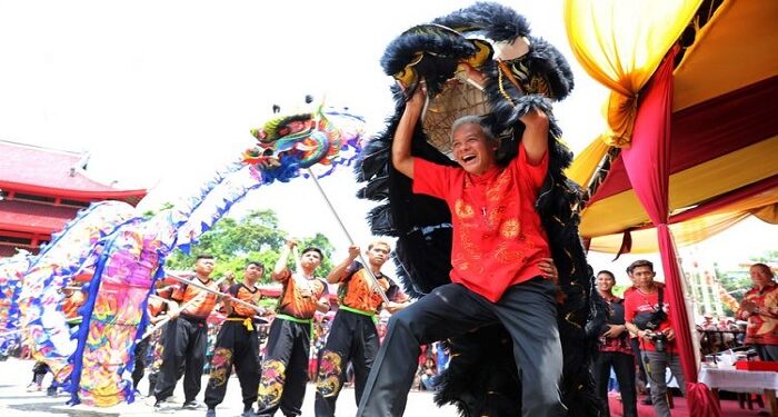 Detik-Detik Gubernur Jawa Tengah Ganjar Pranowo Perankan Barongsai Kepada Warga Tionghoa