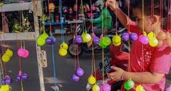 Kena Pecahan Lato – lato, Mata Bocah di Kalbar Nyaris Buta