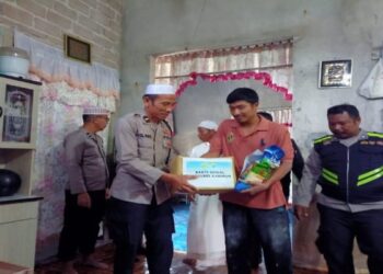 Jumat Berkah, Sat Binmas Salurkan Bantuan Kapolres Karimun