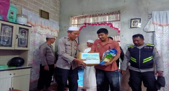 Jumat Berkah, Sat Binmas Salurkan Bantuan Kapolres Karimun