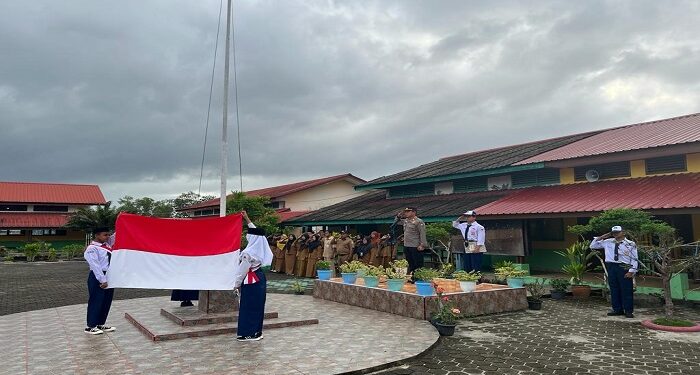 Jadi Inspektur Upacara di SMPN 1 Singkep Barat, Simak Pesan Kapolsek Singkep Barat
