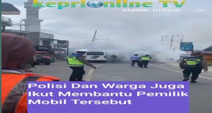 Viral!! Satu Unit Mobil Bus di Parapat Keluarkan Asap Tebal