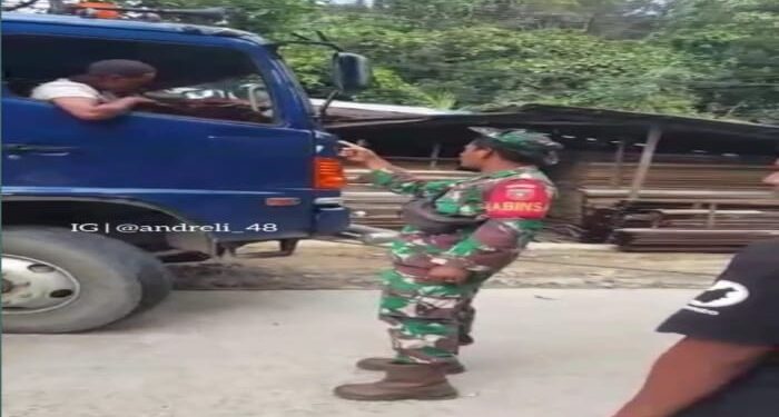 Viral Seorang TNI Rela Gadai Motornya Demi Evakuasi Trailer Yang Mogok di Tengah Jalan