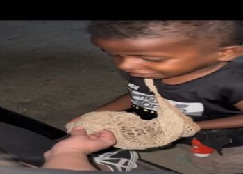 Viral, Bocah Tukang Parkir Asal Sorong Lamar Gadis Cantik Di Parkiran