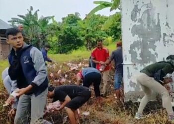 Mobil Bawa Uang Terbalik di Padang Pariaman, Uang Milyaran Rupiah Berhamburan