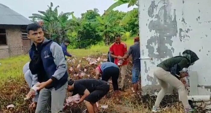 Mobil Bawa Uang Terbalik di Padang Pariaman, Uang Milyaran Rupiah Berhamburan