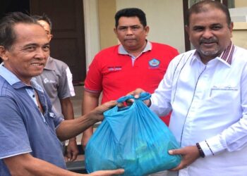 Bupati Karimun Salurkan Bantuan Sembako kepada TKBM dan Sopir Pelabuhan Taman Bunga