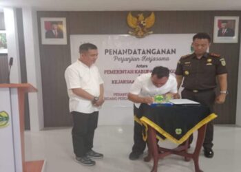 Bupati Lingga Tandatangan Perjanjian Kerjasama dengan Kejari Lingga Kasus Perdata dan TUN