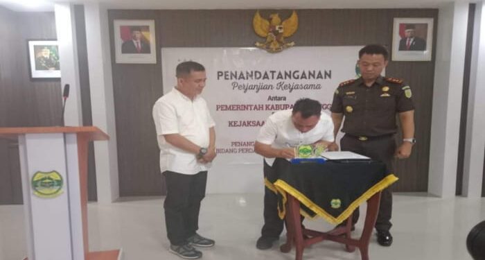 Bupati Lingga Tandatangan Perjanjian Kerjasama dengan Kejari Lingga Kasus Perdata dan TUN