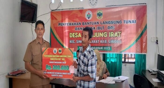 Desa Cukas Bagikan Bantuan Langsung Tunai Sebanyak 45 Orang Penerima
