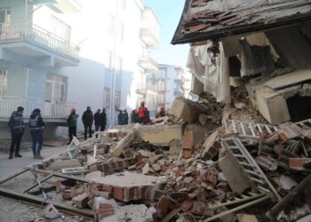 Detik-Detik Gempa Dasyat Magnitudo 7.8 Gunjang Turki Terekam CCTV