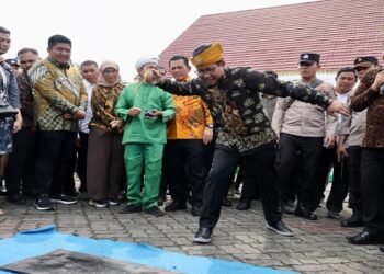 Gus Halim Endorse Produk Olahan dari Kepri dan Main Gasing di Bazar BUMDes