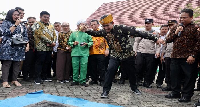 Gus Halim Endorse Produk Olahan dari Kepri dan Main Gasing di Bazar BUMDes