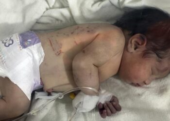 Hebohh!! Seorang Bayi Ditemukan Dibawah Puing-Puing Bangunan Yang Roboh Di Suriah Utara