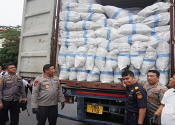 Amankan 1.200 Karung Pakaian Bekas dan Campuran Barang Bekas Lainnya, Kapolda Kepri Gelar Konferensi Pers