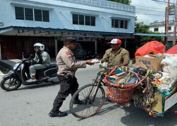 Jum’at Barokah, Kapolsek Balai Karimun Bagikan Nasi Bungkus Kepada Warga