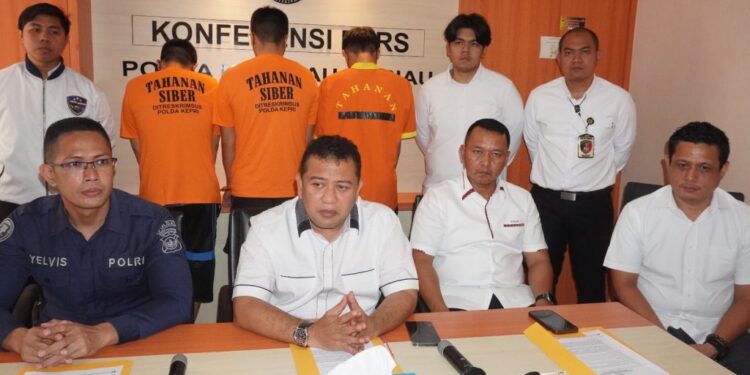 Tiga Orang Bandar Judi Online Situs “Raja Hoki” Ditangkap di Batam