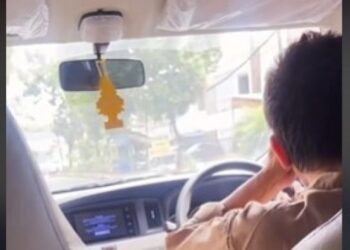 Viral!! Kisah Haru Seorang Driver Taksi Online Pinjam Uang ke Penumpang Buat Beli Bensin