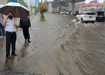 Viral!! Air Laut Pasang Sampai Naik Kedaratan Di Makassar, Dihimbau Warga Tetap Siaga!