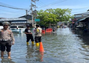 Banjir Rob, Personil Polres Bintan Cek Langsung Lokasi Yang Terdampak Dan Berikan Bantuan
