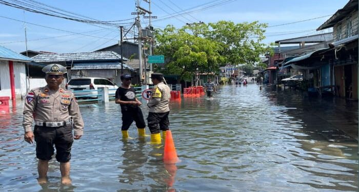 Banjir Rob, Personil Polres Bintan Cek Langsung Lokasi Yang Terdampak Dan Berikan Bantuan