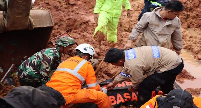 21 Korban Meninggal Bencana Longsor Serasan Sudah Dievakuasi Tim Gabungan Tanggap Darurat Bencana
