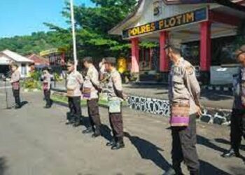 Cinta Produk Dalam Negeri, Anggota Polres Flores Gunakan Tas Motif Tenun