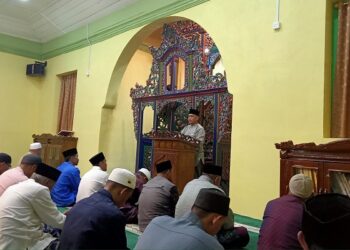 Bupati Lingga Laksanakan Sholat Tarawih di Masjid Jami` Sultan Lingga