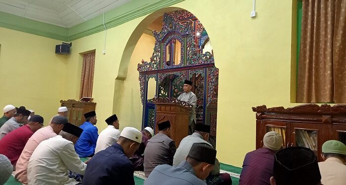 Bupati Lingga Laksanakan Sholat Tarawih di Masjid Jami` Sultan Lingga