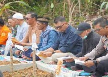 Resmi Tutup Masa Pencarian Korban, Bupati Natuna Ziarah ke Makam Korban Bencana Serasan