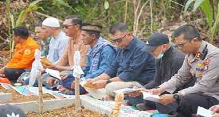 Resmi Tutup Masa Pencarian Korban, Bupati Natuna Ziarah ke Makam Korban Bencana Serasan