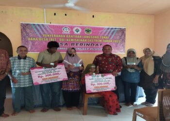 Desa Berindat Bagikan pada 46 KPM Terima BLT-DD Tahun 2023