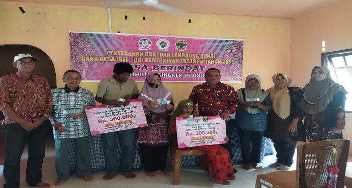 Desa Berindat Bagikan pada 46 KPM Terima BLT-DD Tahun 2023