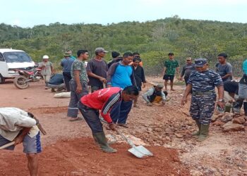 Jelang Ramadhan Babinpotmar Goro Bersama Masyarakat Desa Cukas
