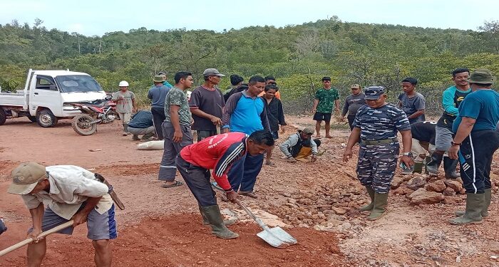 Jelang Ramadhan Babinpotmar Goro Bersama Masyarakat Desa Cukas