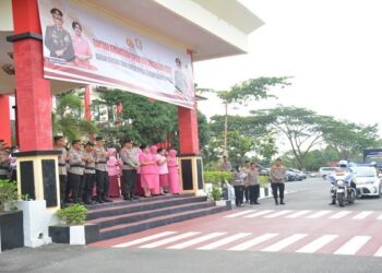 Kapolda Kepri Lepas Bantuan Untuk Korban Bencana Tanah Longsor Di Serasan