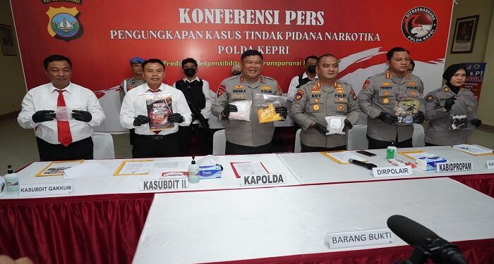Kapolda Kepri Pimpin Konferensi Pers Ungkap Kasus Tindak Pidana Narkoba Jenis Happy Water