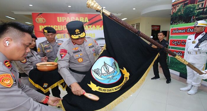 Kapolda Kepri Pimpin Upacara Pencucian Pataka Polda Kepri
