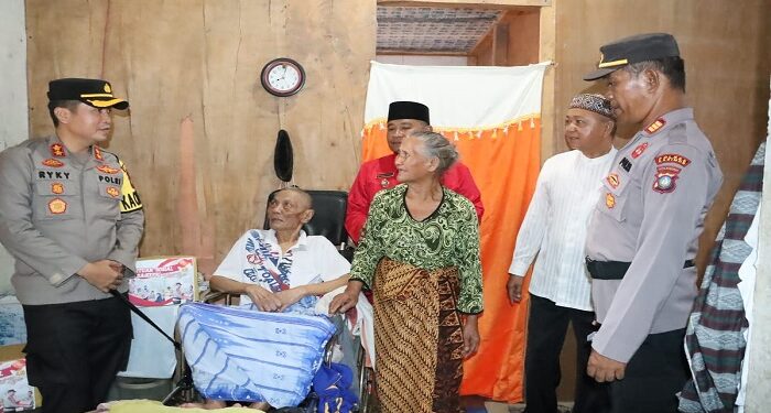Jumat Berkah, Kapolres Karimun Ulurkan Bantuan Untuk Pak Djamaluddin