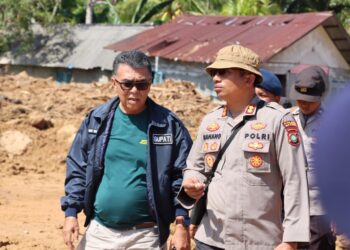 Kapolres Natuna Bersama Dandim 0318 Tinjau Pembersihan Jalan Tertimbun Longsor
