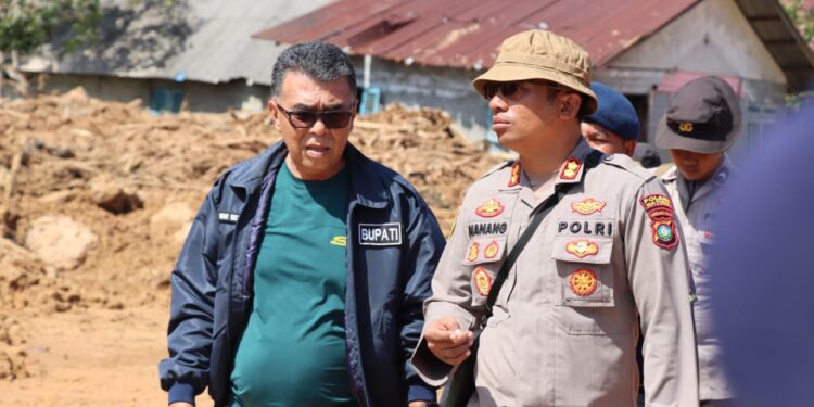 Kapolres Natuna Bersama Dandim 0318 Tinjau Pembersihan Jalan Tertimbun Longsor