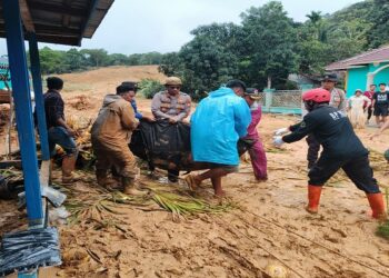 Kapolres Natuna, Ikut Langsung Lakukan Pencarian dan Evakuasi Jenazah Korban Longsor Serasan