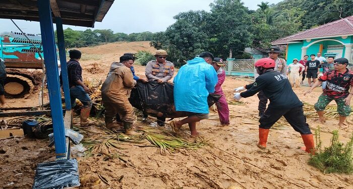 Kapolres Natuna, Ikut Langsung Lakukan Pencarian dan Evakuasi Jenazah Korban Longsor Serasan