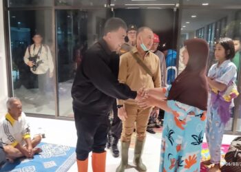 Kapolres Natuna dan Bupati Tinjau Langsung para Korban Bencana Longsor di Serasan