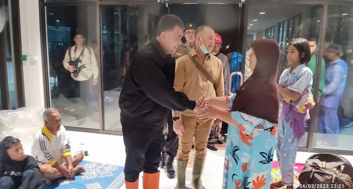 Kapolres Natuna dan Bupati Tinjau Langsung para Korban Bencana Longsor di Serasan