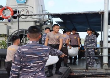 Kapolri bersama Ketum Bhayangkari Beri Bantuan Kemanusian untuk Korban Bencana Longsor di Serasan