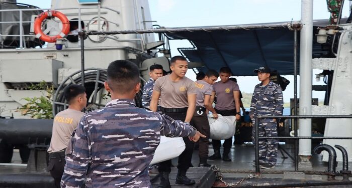 Kapolri bersama Ketum Bhayangkari Beri Bantuan Kemanusian untuk Korban Bencana Longsor di Serasan