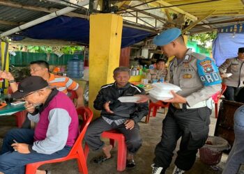 Kapolsek Balai Karimun Bagikan Nasi Bungkus Kepada Warga