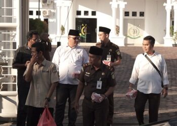 Kejari Karimun Bagi Takjil Dengan Slogan “Ambil Secukupnya Sumbang Semampunya”