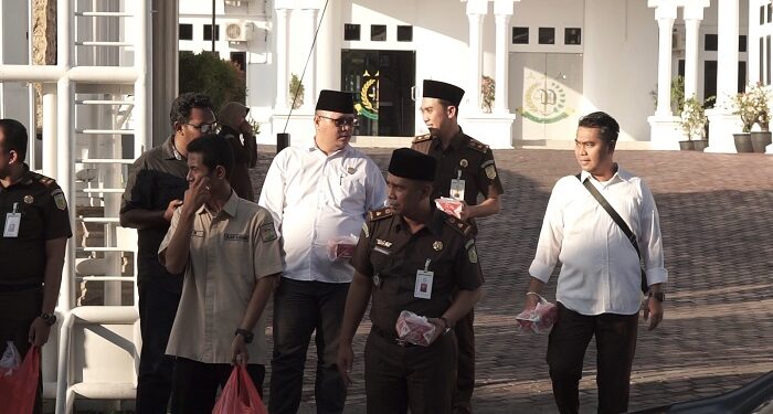 Kejari Karimun Bagi Takjil Dengan Slogan “Ambil Secukupnya Sumbang Semampunya”